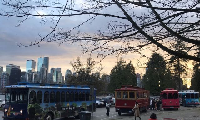 Tour xe điện khám phá thành phố Vancouver và đảo Granville